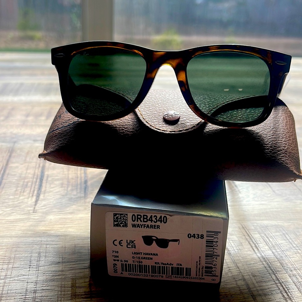 Ray-Ban Wayfarer Unisex Sunglasses NWT